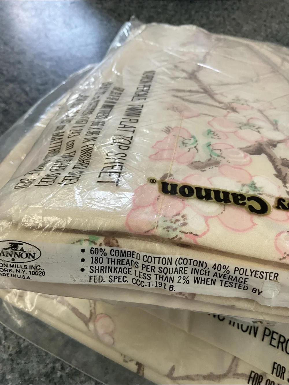🌸 Cannon ‘Flowering Quince’ twin top flat sheet. Vintage early 1980’s